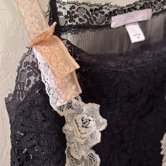 VICTORIA SECRET LINGERIE SIZE MEDIUM - Picture 3 of 4